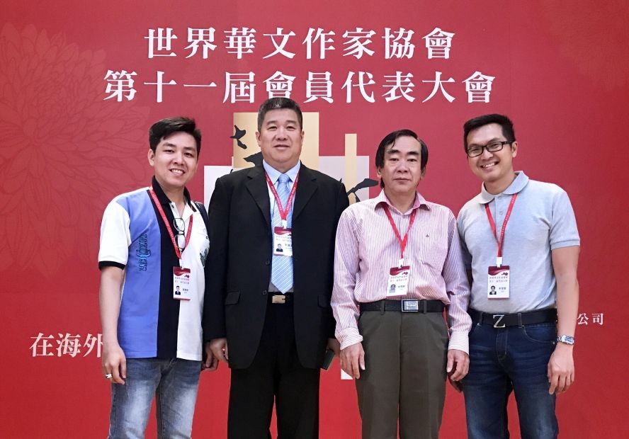 本市作家與世華作協秘書長李東昇（左二）合照。