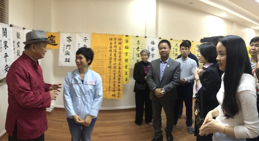 潘教授（左一）與學員們交流。