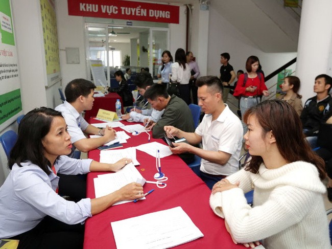 許多大學生參加就業交易平台。