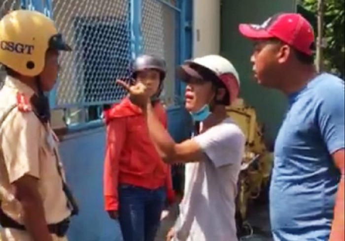 因車輛違規被交警處罰，2名男子竟然上前辱罵推搡毆打執勤交警。（圖源：BVPL）