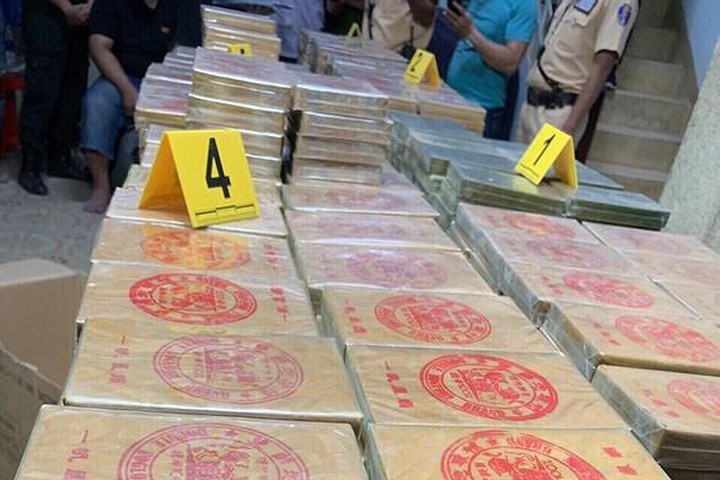 檢查違規的卡車，職能力量發現多個裝著895塊毒品的紙箱。（圖源：武山）