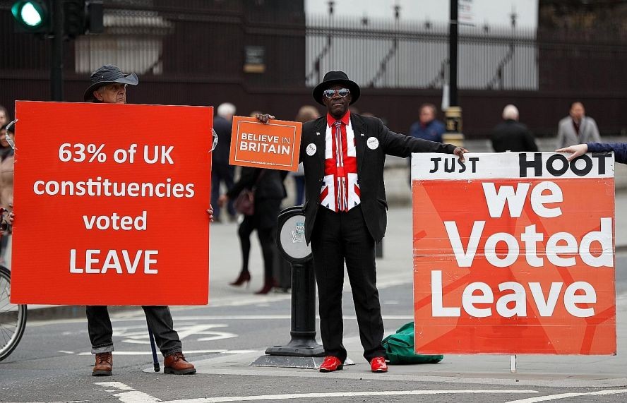 英國倫敦留歐派和“脫歐”派示威者集會抗議。（圖源：路透社）