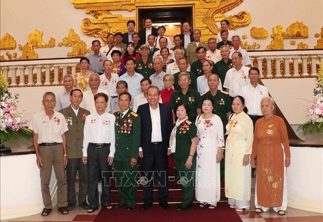 政府常務副總理張和平（前中）與金甌省革命有功者代表團合影留念。（圖源：越通社）