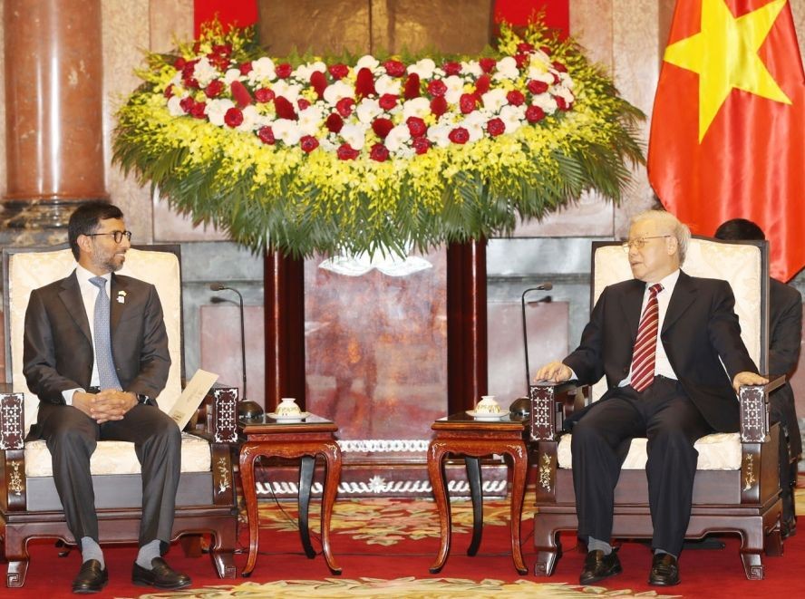 總書記、國家主席阮富仲（右）接見阿拉伯聯合酋長 國能源與工業部長蘇海勒。（圖源：越通社）