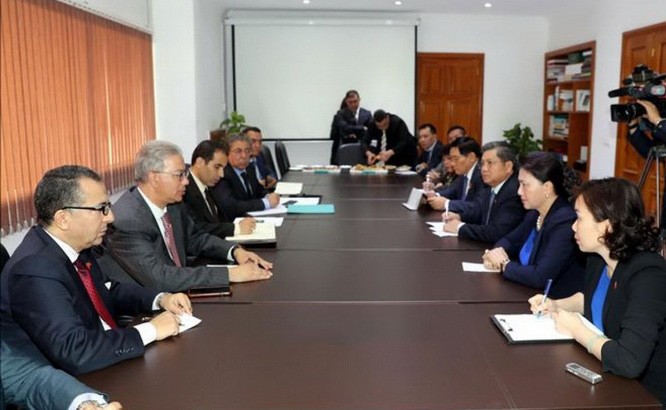 國會主席阮氏金銀(右二)會見馬拉喀什大區總督。（圖源：越通社）