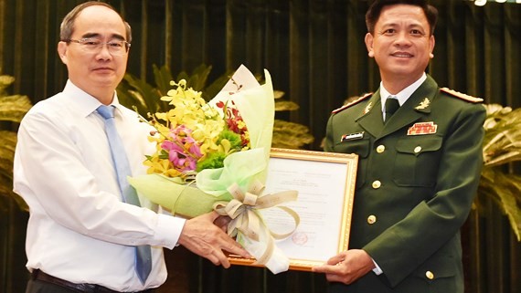 市委書記阮善仁向阮長勝大校頒發委任《決定》。（圖源：越勇）