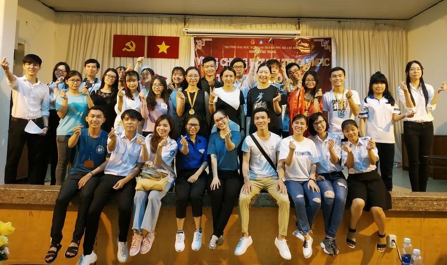 主辦單位代表同參賽者合照。