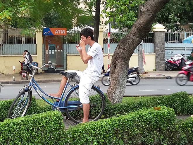 某青年光天化日在路邊嗅萬能膠。