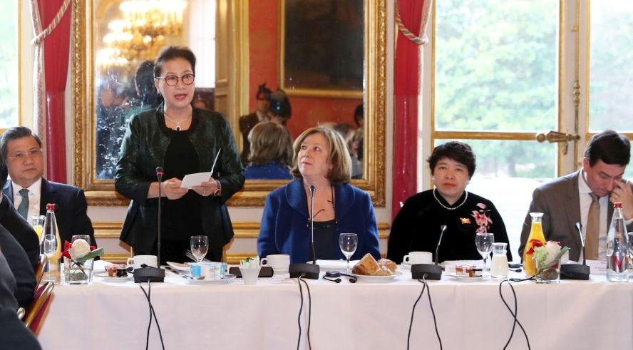 國會主席阮氏金銀會見法國企業和發表講話。（圖源：越通社）