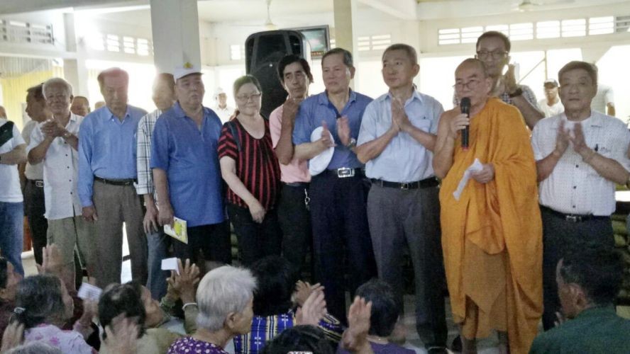 培德精舍慈善工作組在清涼寺給貧民贈送救濟品。