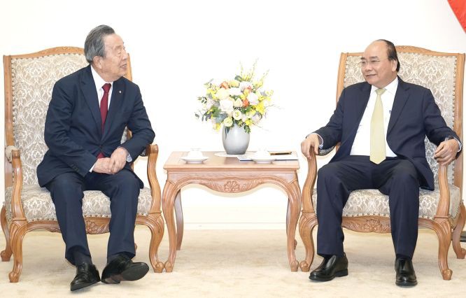 政府總理阮春福（右）接見日本丸韓集團董事長韓昌祜。（圖源：光孝）