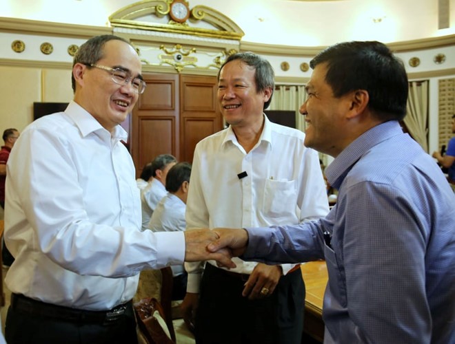 市委書記阮善仁與各媒體領導交談。（圖源：玉陽）