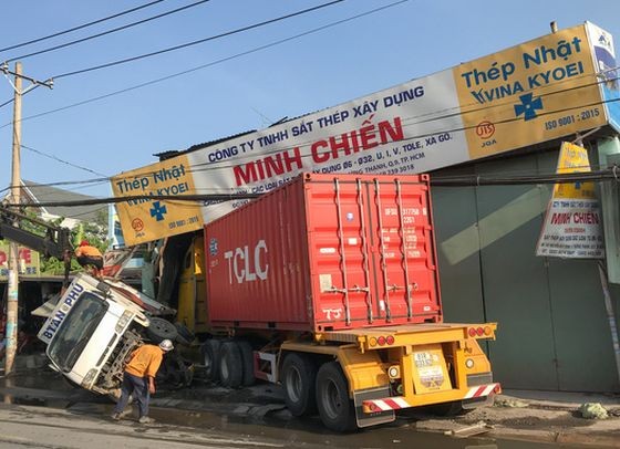 猛烈撞擊後的肇事集裝箱車繼續滑行撞倒一間臨街民房的門面以及一間建材店的一堵牆。（圖源：春團）