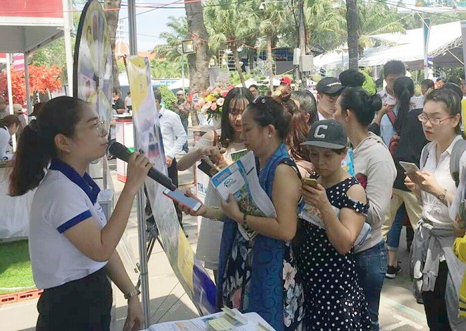 順捷旅行社去年參加市旅遊展吸引許多遊客排隊參加活動。