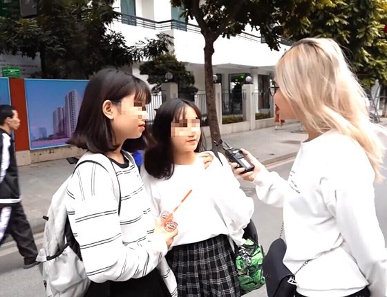 YouTube網站上年輕人接受採訪的視頻畫面。