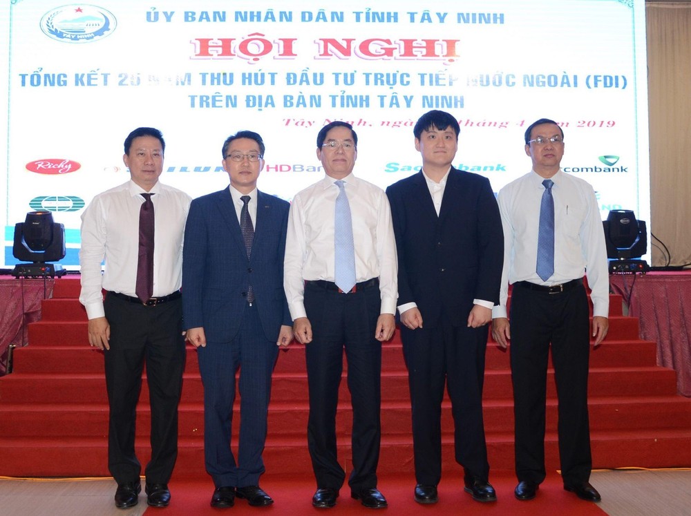 西寧省委書記阮曰清（中）同與會企業代表合照。（圖源：德安）