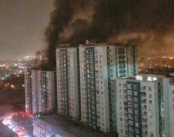 市公安廳提議起訴 Carina 公寓開發商及管委會原主任。圖為第八郡Carina公寓2018年3月23日凌晨發生大火致13人死亡。（圖源：TL）