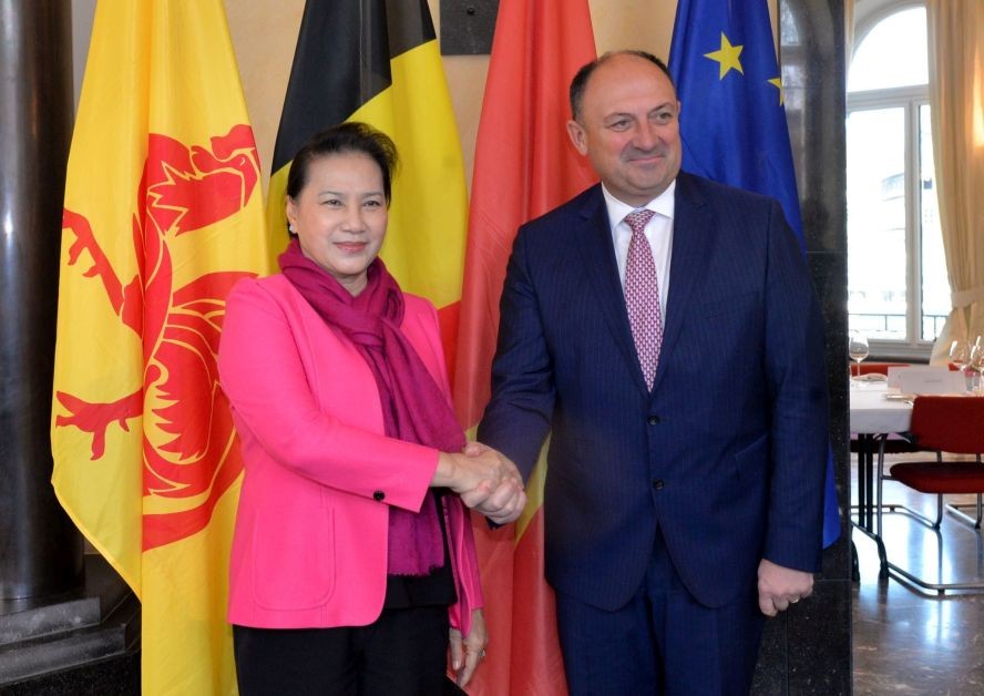 國會主席阮氏金銀（左）會見比利時瓦隆 大區主席、部長威利。（圖源：越通社）