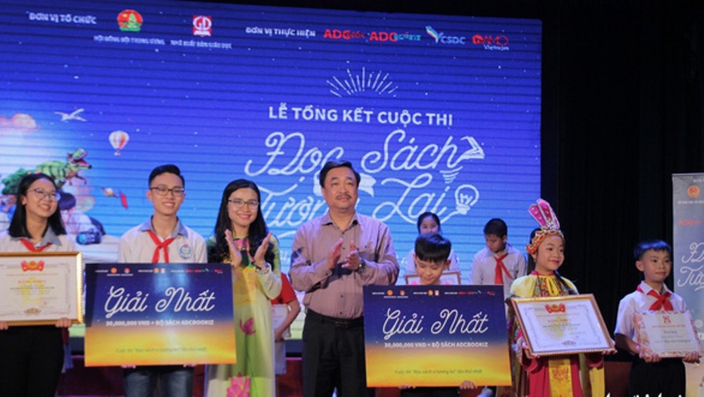 主辦單位向得獎者頒發獎狀及獎品。（圖源：阮勇）