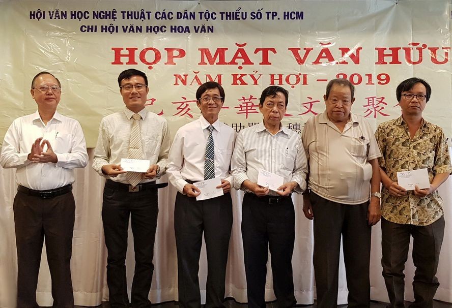 穗城會館理事長盧耀南(左一)向文友頒發獎金。