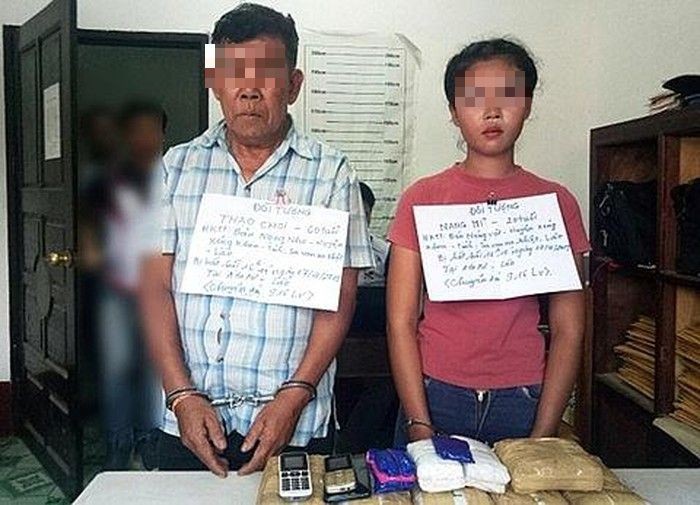 被抓獲的2名運毒嫌犯與物證。（圖源：TQ）