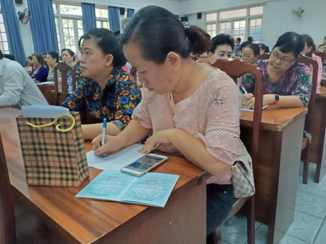 現年32歲，家住第五郡第七坊的海燕填寫卷宗為兩名家人購買醫保。