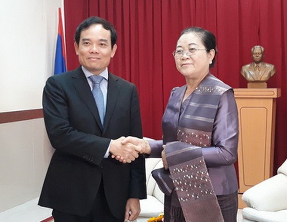 市委常務副書記陳留光同志（左）向老撾駐本市總領事Phimpha Keomixay表示祝賀。（圖源：VOH）