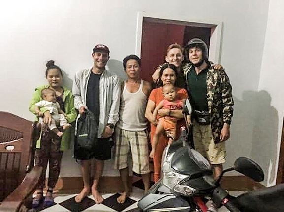 拾金不昧的退伍軍人陳文成（左三）及家人同取回財產的遊客合影留念。（圖源：NVCC）