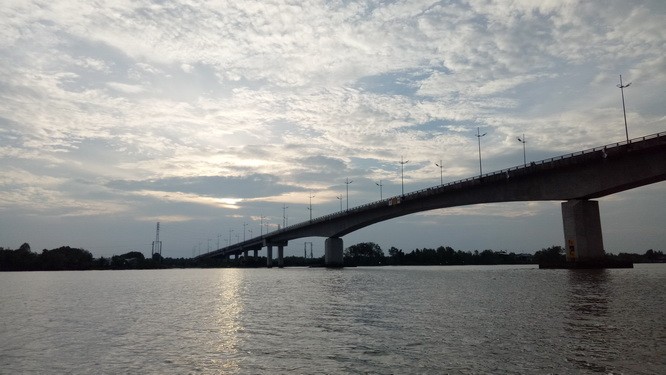 五根橋畔夕陽紅