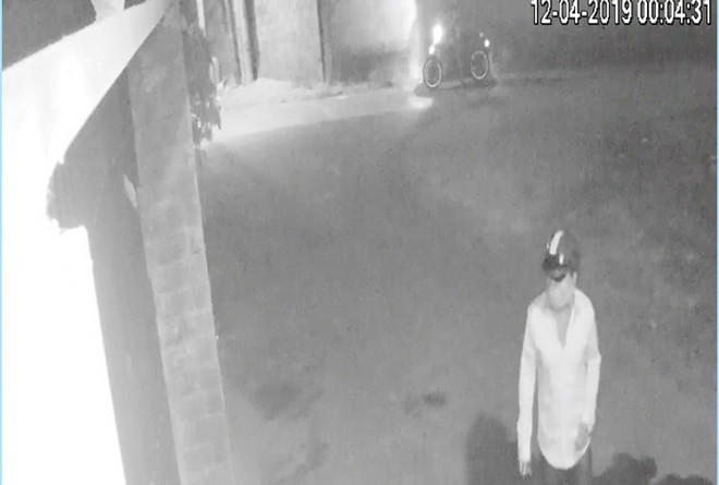 蒙面陌生人把鎖頭鎖著《青年報》常駐平陽省記者Đ.T的住房大門。（圖源：視頻截圖）