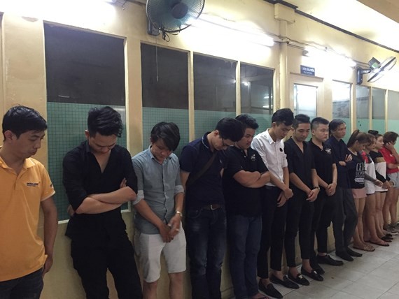 被拘留在派出所的疑似吸毒青年。（圖源：志石）