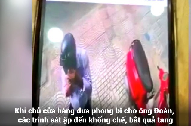 當店主向阿團移交紅包時，偵察員衝進去人贓俱獲，控制阿團押往派出所。（圖源：監控視頻截圖）