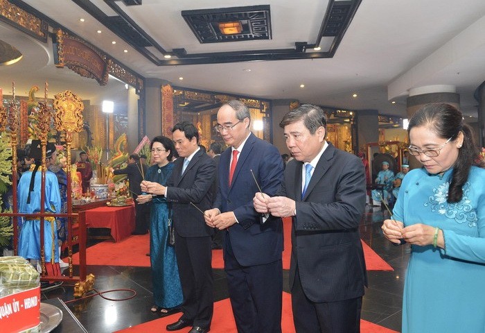 市領導上香緬懷歷代雄王。（圖源：越勇）