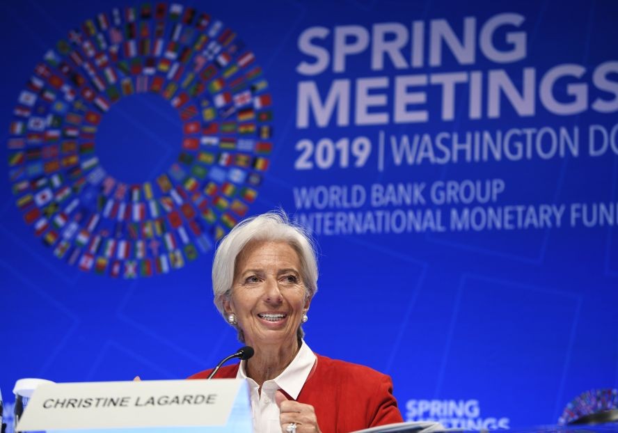 IMF總裁拉加德在新聞發佈會上講話。（圖源：新華社）