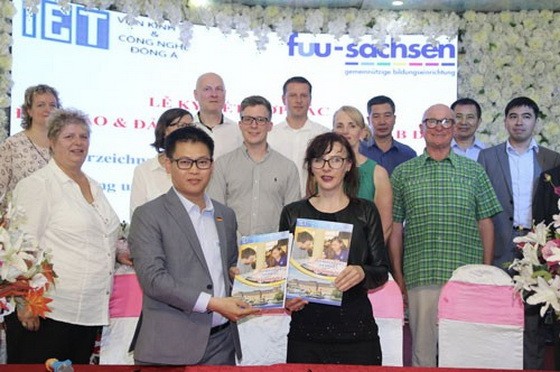 德國薩克森州領導代表（前右）與IET簽署合作協議書。（圖源：G. Nam）