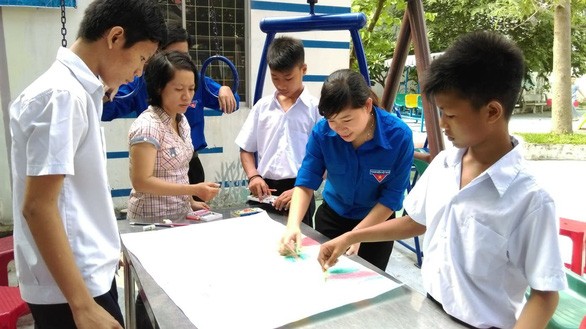 何氏竹梅（右二）指引小朋友做勞作。