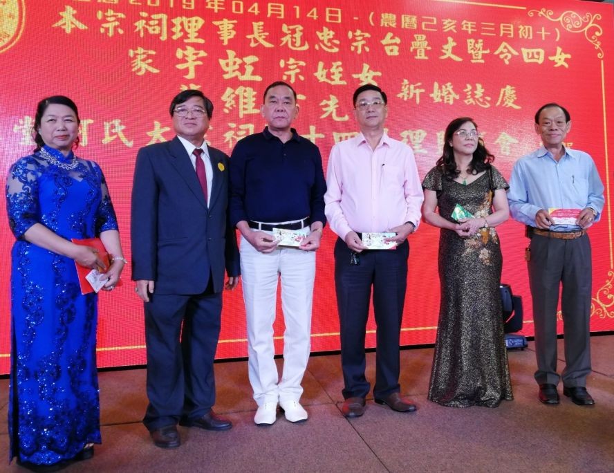 何冠忠先生（左二）向各華文中心捐贈善款。