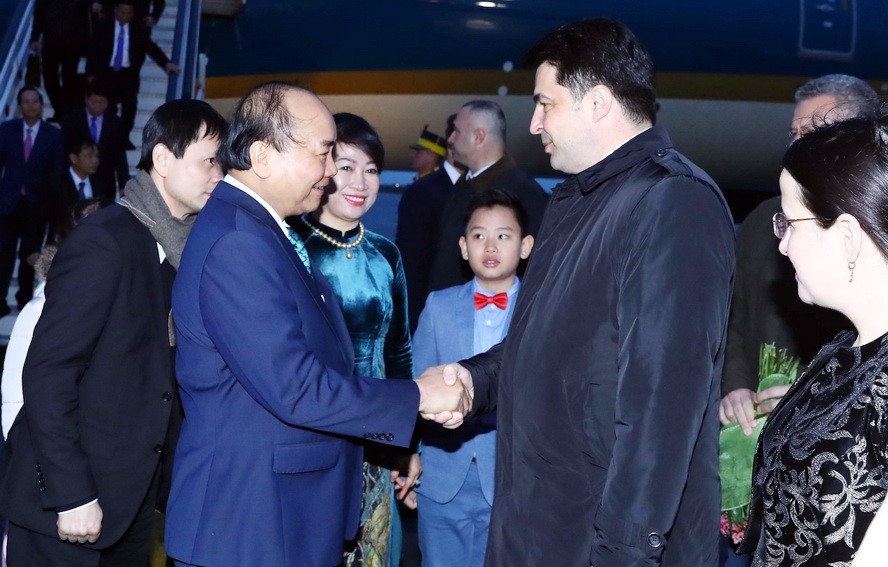 圖為在布加勒斯特亨利‧科安達國際機場舉行歡迎政府總理阮春福偕夫人的儀式。（圖源：越通社）