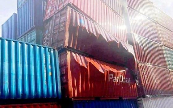 堆積中的兩個集裝箱爆破後面目全非，嚴重損壞。（圖源：CTV）