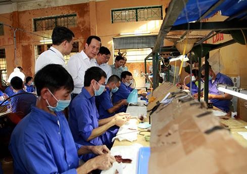 戒毒學員在戒毒單位參加學藝勞動。（圖源：田升）