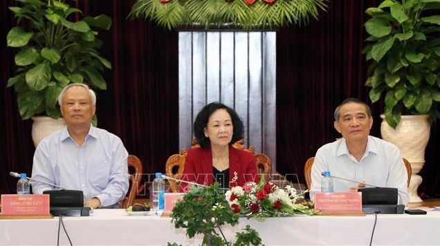 中央民運部長張氏梅同志（中）主持會議。（圖源：越通社）