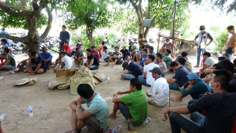 職能力量偵破“2合1”流動賭場，上百名賭客被當場抓獲。（圖源：雪絨）