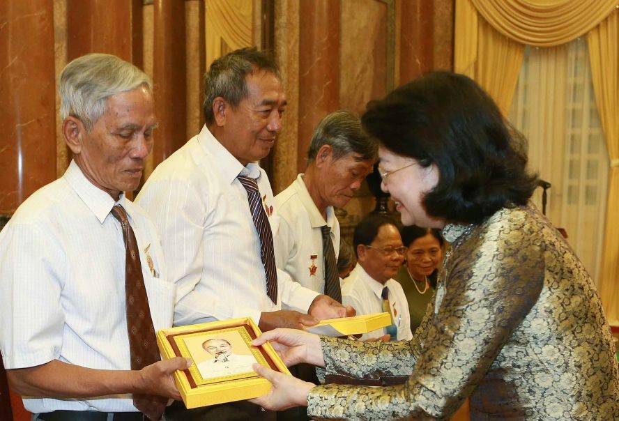 國家副主席鄧氏玉盛（右）贈送紀念品給有功者。（圖源：越通社）