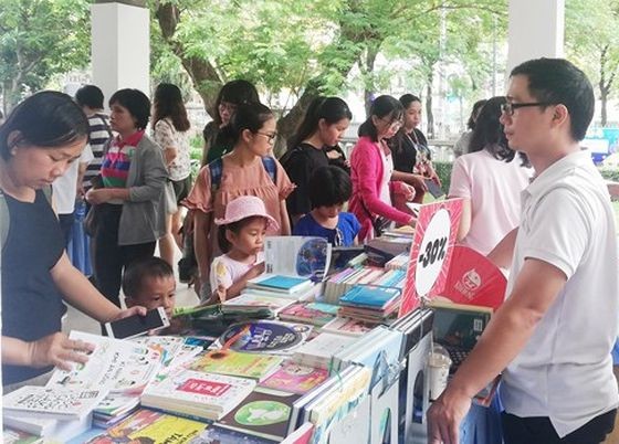 家長與小朋友購買書籍。（圖源：范輝）
