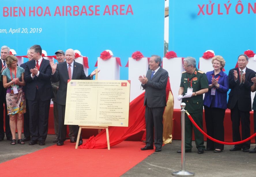 圖為邊和機場落葉劑處理項目動工儀式。（圖源：人民報）