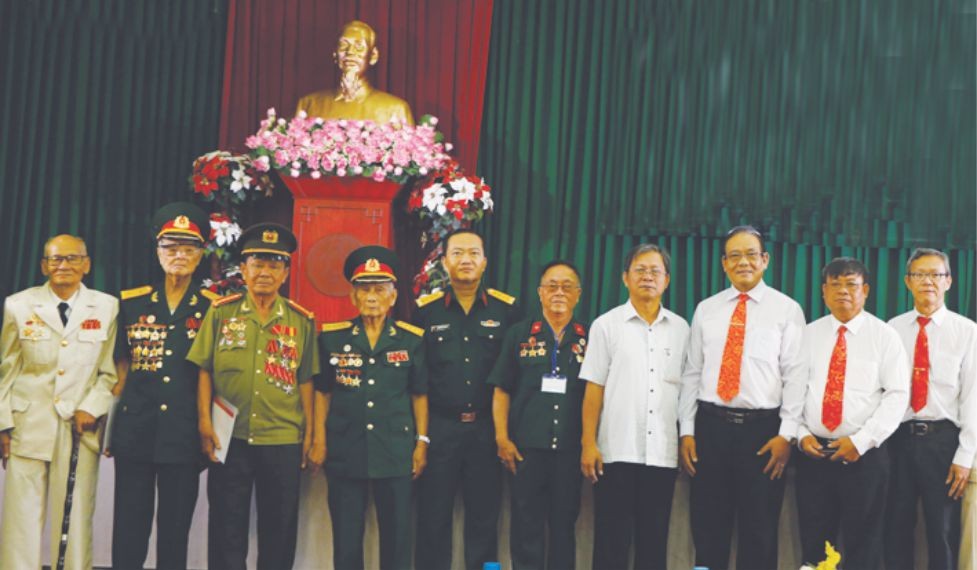 各位代表與華運武裝力量聯絡組組員合影。