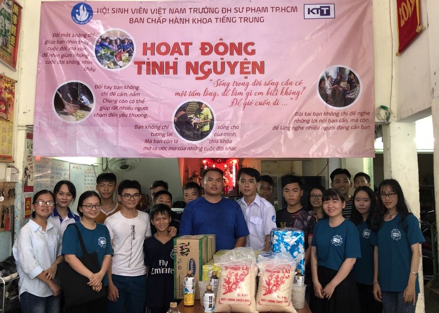 市師範大學中文系大學生“愛心”慈善團在第八郡“無名”孤兒收容所合照。