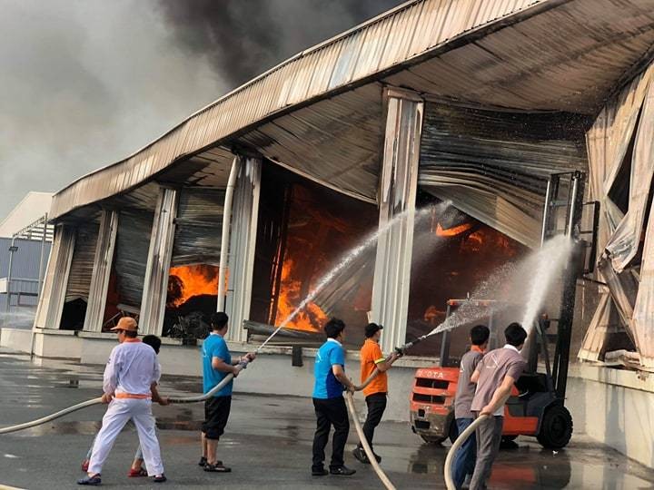 消防隊聞訊後趕抵現場控制火勢。（圖源：明心）