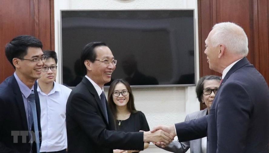 市人委會常務副主席黎清廉（前中）接見比利時瓦隆‧布拉班特省省長吉爾‧馬耶。（圖源：越通社）