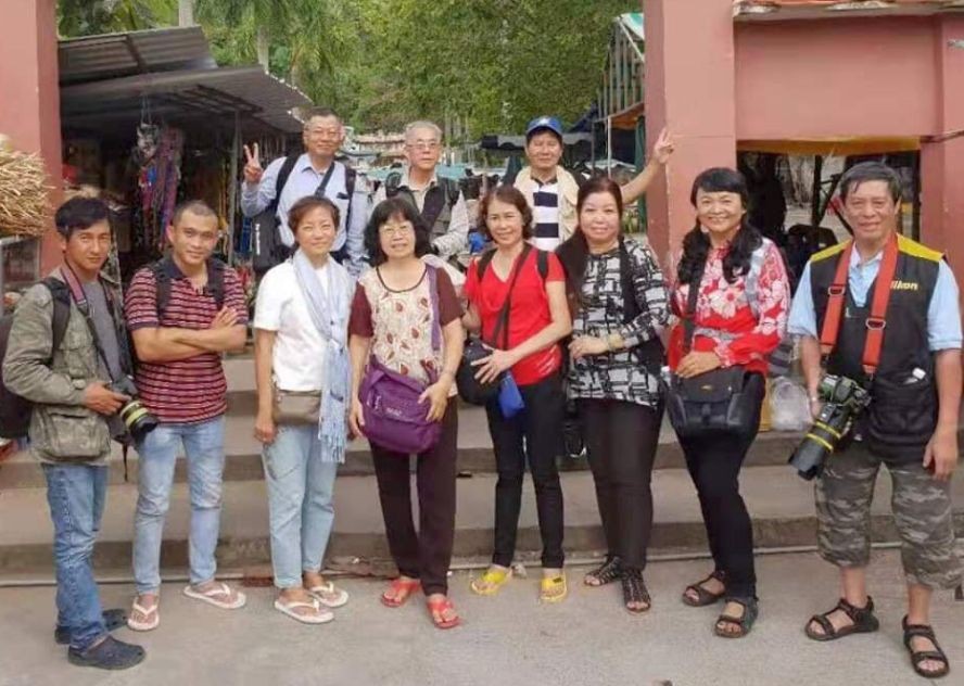 華人攝影會代表團采風時留影。